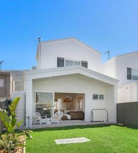 The White House near beach & shops