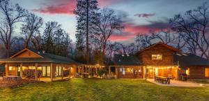 Log Cabin sleeps 20 with hot tub, EV Charger, firepit