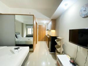Minimalist Studio Room Gateway Park LRT City Jatibening Apartment By Travelio
