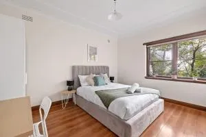Boutique Queen Room - Nearby Transport & Shops - Killara