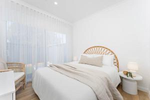 Coastal retreat near shops & beach