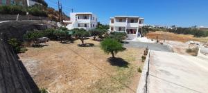 Με θέα τον όρμο της Βάρης