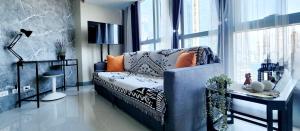 37h Spacious Family Suite with Laundry Room across Uptown Mall & Mitsukoshi Mall PAID Parking