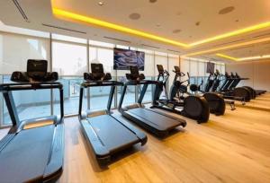 Lavish Studio Pool Gym, Balcony, Netflix Fast Wi-Fi