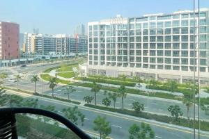 Lavish Studio Pool Gym, Balcony, Netflix Fast Wi-Fi