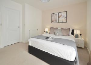 Modern 2 Bedroom Apartment Steps from Vauxhall St