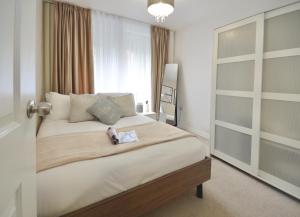 Modern 2 Bedroom Apartment Steps from Vauxhall St