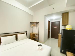 Chic and Cozy Studio Apartment at Transpark Juanda Bekasi By Travelio
