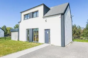 Dom Wakacyjny na Złotej z Ogródkiem, Tarasem i Parkingiem Mieroszyno by Noclegi Renters - Starzyński Dwór