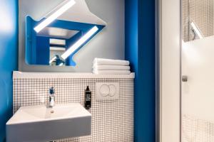 Hotels ibis Budget La Rochelle Centre : Chambre Standard avec 2 Lits Simples et Balcon