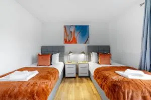 Lindsey Serviced 4 Bedrooom 2 Bath house with Parking Maidenhead - 马洛