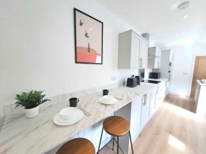 Beautiful, Modern Bright House With Parking, Fast WiFi, Sleeps 5