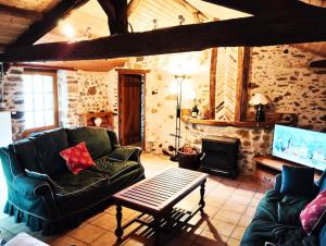 la longère du plessis Mornay, 30 min du Puy du fo, wifi, parking, jardin