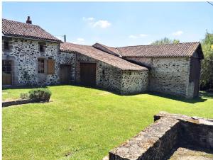 Maisons de vacances la longere du plessis Mornay, 30 min du Puy du fo, wifi, parking, jardin : photos des chambres
