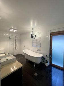 Beachside 4 bedroom Home in Emerald Beach