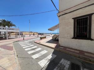 En el Paseo Maritimo, a escasos metros del mar