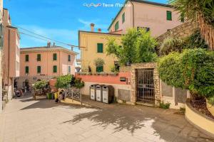 Lovers Lane 1, TerreMarine