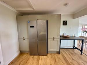 Alton Villa, Sleeps 12, Great for Families, Undercover Hotub & Games Room