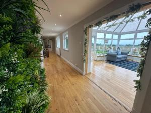 Alton Villa, Sleeps 12, Great for Families, Undercover Hotub & Games Room