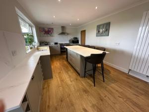 Alton Villa, Sleeps 12, Great for Families, Undercover Hotub & Games Room