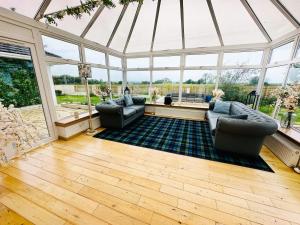 Alton Villa, Sleeps 12, Great for Families, Undercover Hotub & Games Room