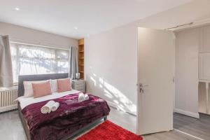 Large home sleep 11 with large garden High speed WiFi and free Parking Next London Transport