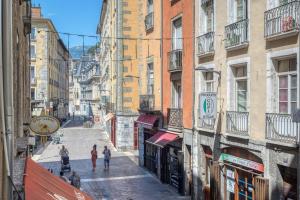 Le Brocherie - Place Aux Herbes - Quai de Grenoble