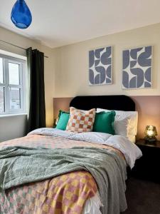 Practical 2 Bedroom House Perfect for Contractors in Grimsby by PureStay - 7 night min!