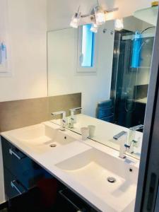 Villas Available for ten people, pool and parking included : photos des chambres