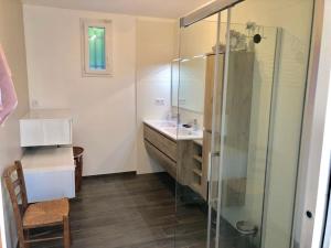 Villas Available for ten people, pool and parking included : photos des chambres