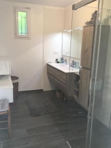 Villas Available for ten people, pool and parking included : photos des chambres