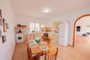 Casa Amaya - Spacious House with Pool, Large Garden, BBQ, 2 Terraces, and Ideal Location