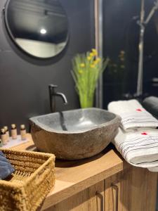 Gîtes de charme "lécrin de Vendée" jacuzzi privatif, piscine chauffée, prestations bien être, vélos à 10 mn de locéan sur 3,5 h de verdure
