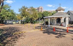 Upscale 1br Condo In Med Center