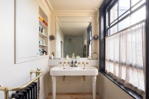 Veeve - An Airy Abode