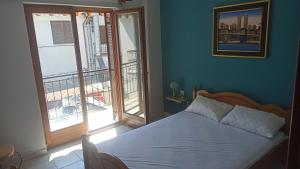 Central Charming Apartment in Paralia Ofriniou, 50m from the Beach, Free Parking, Wi-Fi, Pet-Friendly, AC