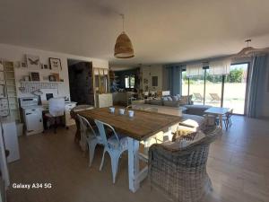 Villas Villa moderne avec piscine : photos des chambres