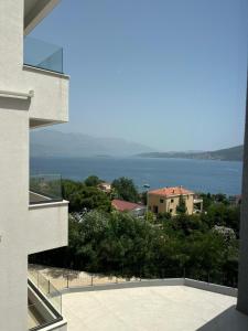 zauberhafte Apartment mit Meerblick in der Bucht von Kotor