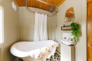 Beautifully Restored WW2 Carriage - Sleeps 6