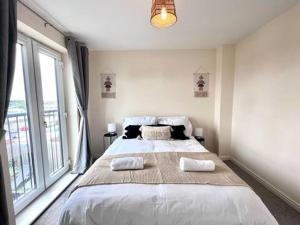 4 Bedroom House Spacious Free Parking, #1 Location