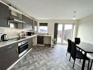 4 Bedroom House Spacious Free Parking, #1 Location