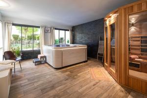 Hotels The Originals City, Hotel Bristol, Le Puy-en-Velay : photos des chambres