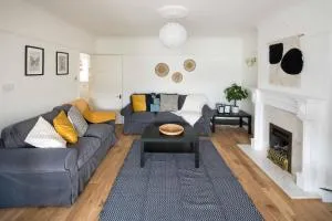 Spacious 4BD Home near Gatwick & LDN Links - 珀利