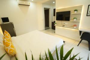 The Empire Corporate Studio Hotel Sector 43 ,Golf Course Road , One Horizon Center