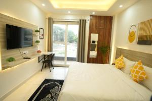 The Empire Corporate Studio Hotel Sector 43 ,Golf Course Road , One Horizon Center
