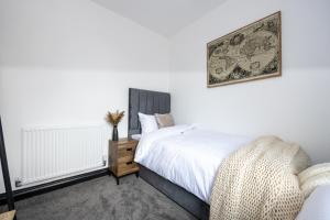 Midnight Manor High-Speed WiFi, Cinema Room & Sleeps 6 Modern Luxury Stay
