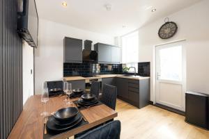 Midnight Manor, Stylish Home with Cinema Room & High-Speed Wi-Fi, Sleeps 6