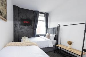 Stylish 2BR Home Sleeps 6 Cinema Room, Fast WiFi, Ideal for Short & Long Stays