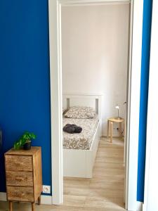 Center 2 min walk to beach quiet sunny balcony