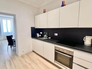 Center 2 min walk to beach quiet sunny balcony